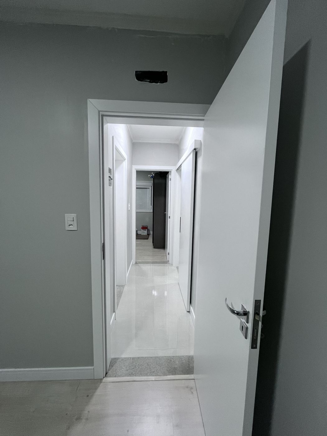 Corredor com portas e interruptores