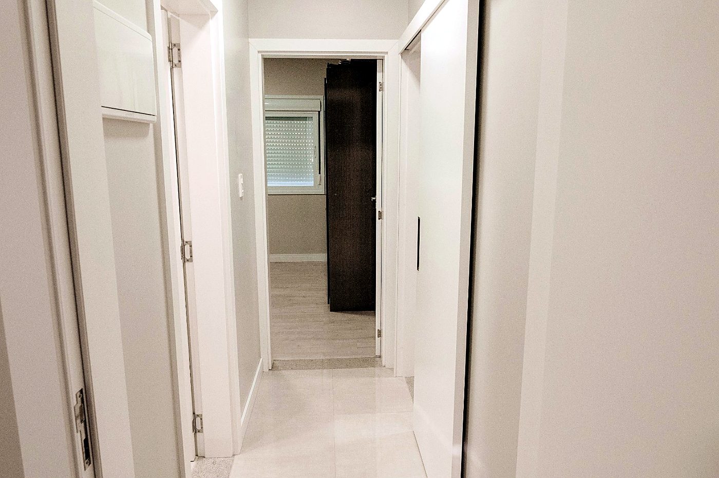Corredor com portas internas e porcelanato