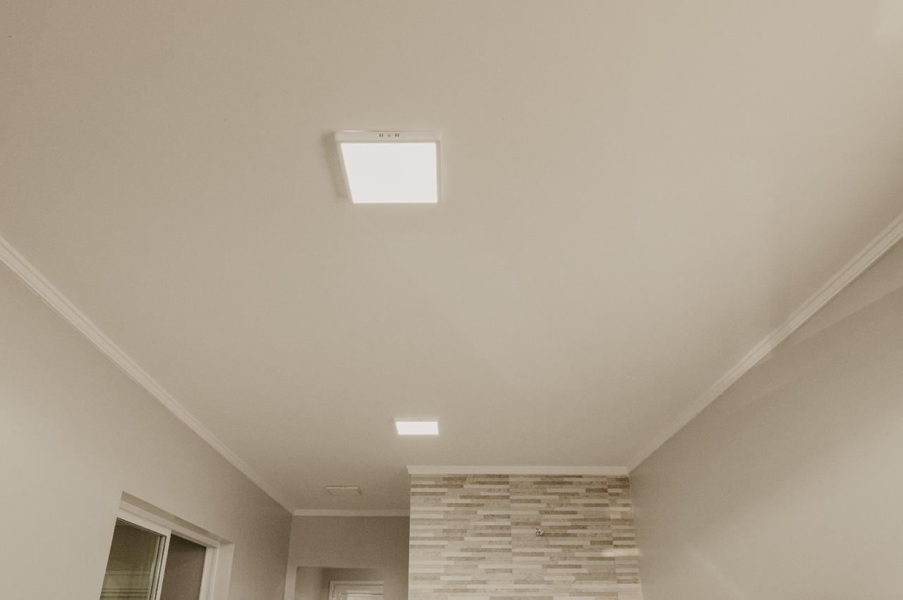 Forro de gesso com moldura e luminárias LED