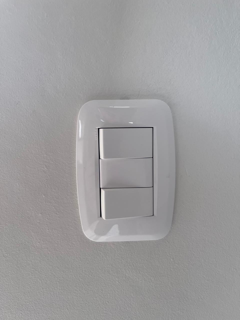 Interruptor de três teclas