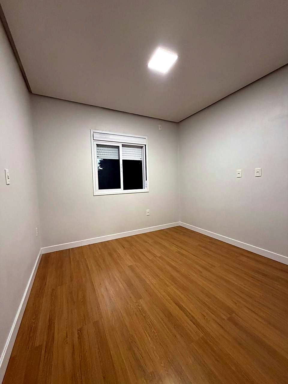 Janela de alumínio com persiana integrada