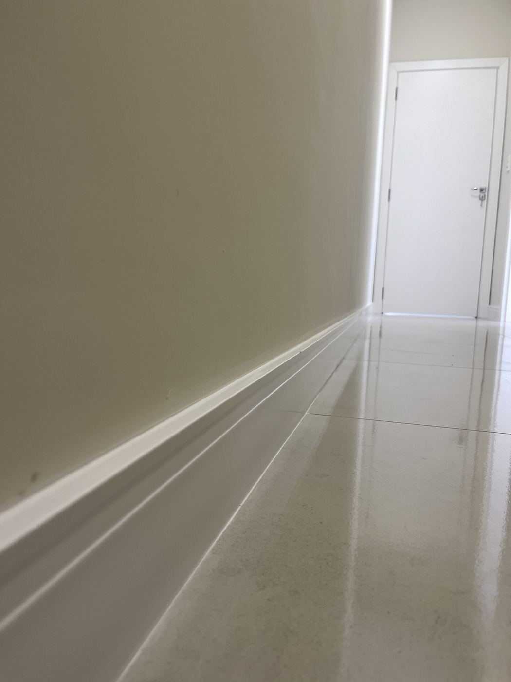 Porcelanato polido com rodapé