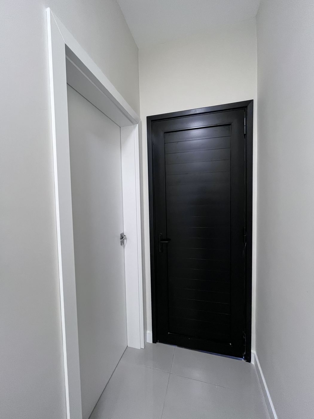 Porta externa preta e porta interna branca