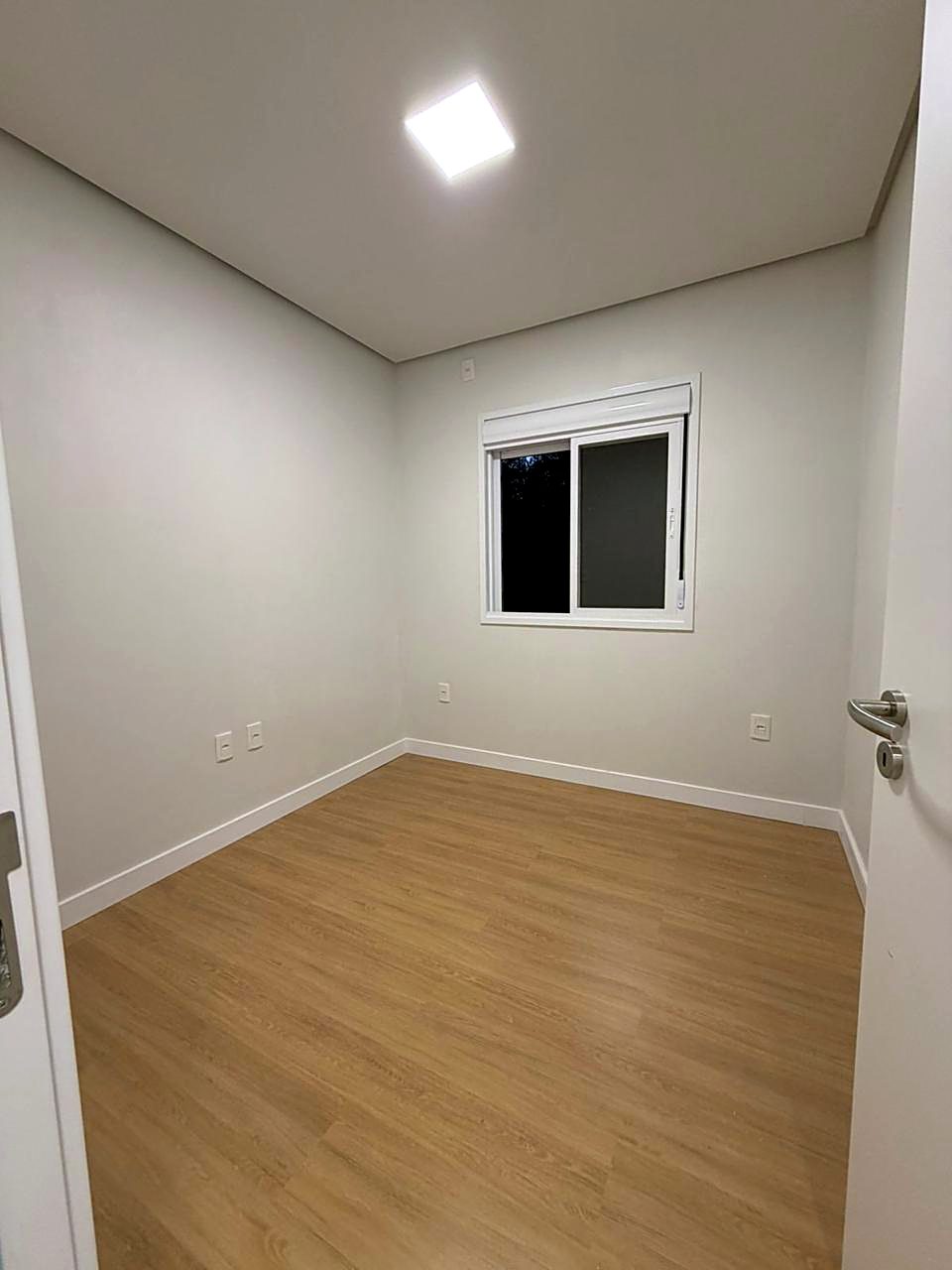 Quarto pronto: laminado, rodapé e janela com persiana