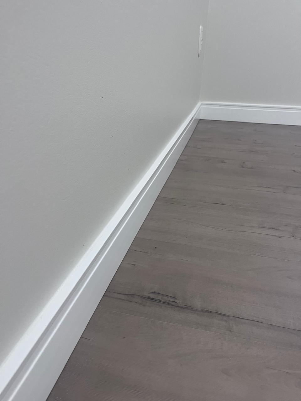 Rodapé branco sobre laminado