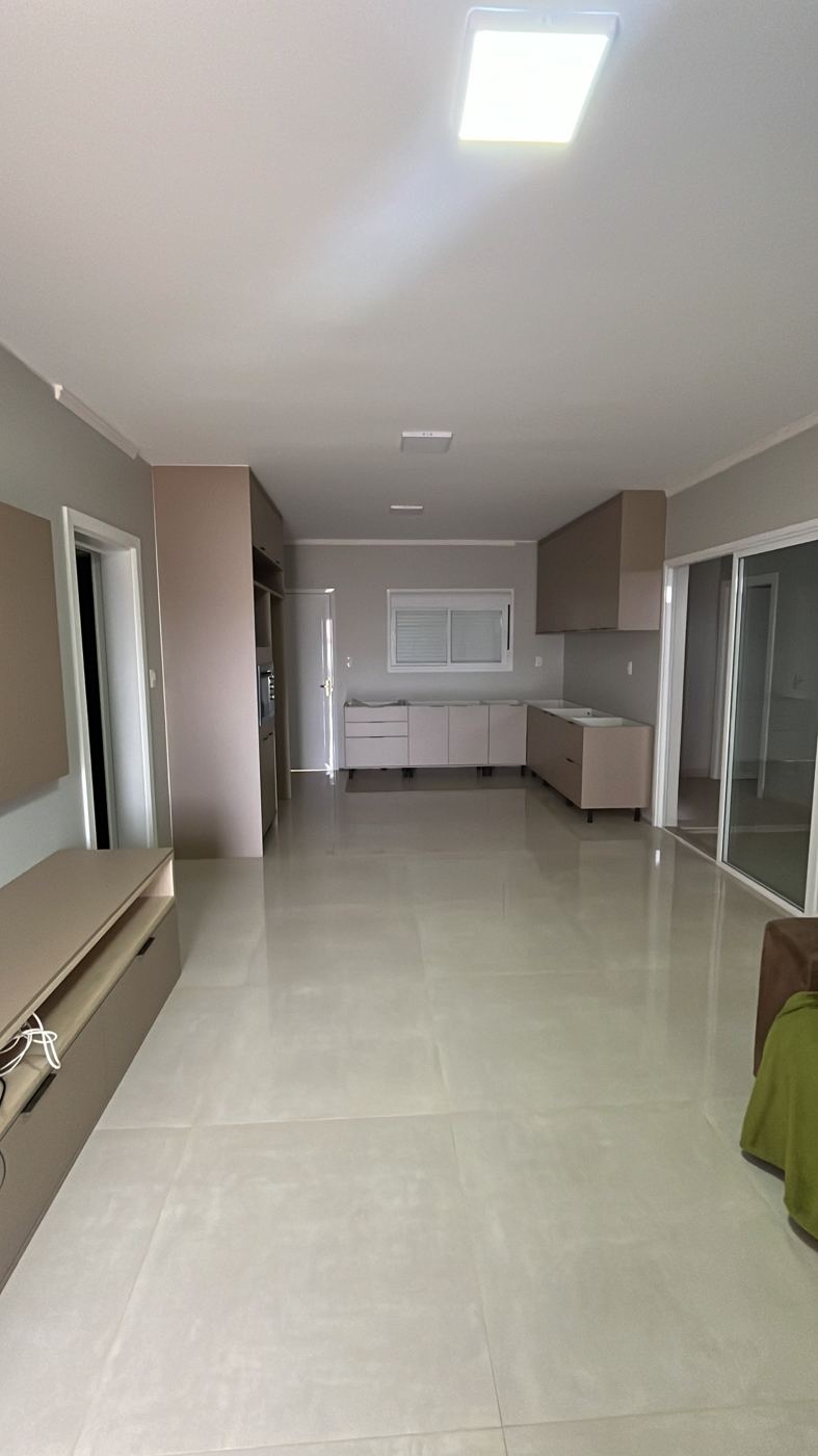 Sala e cozinha integradas em porcelanato
