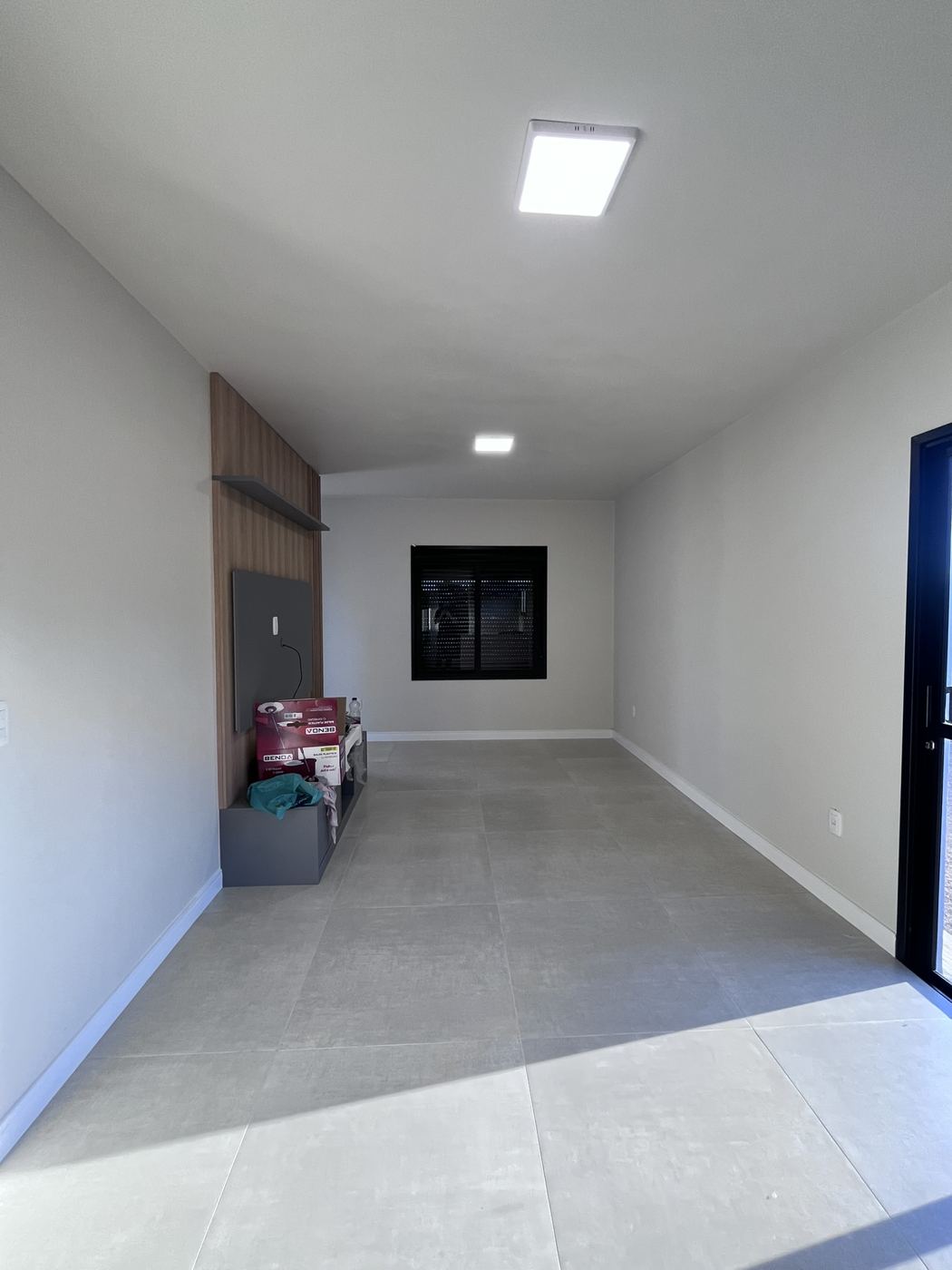 Sala com painéis de LED embutidos no forro