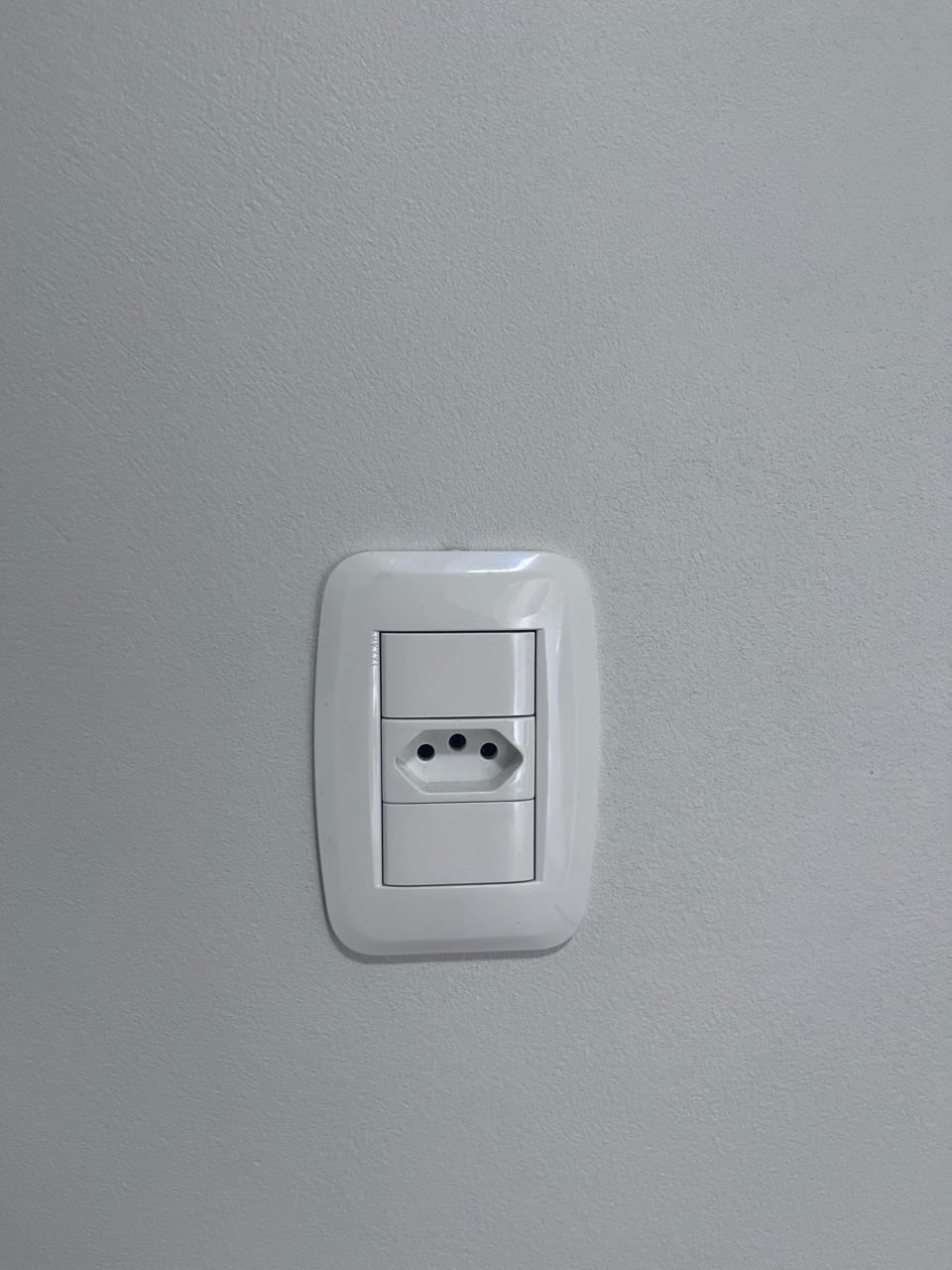 Tomada padrão brasileiro com interruptor