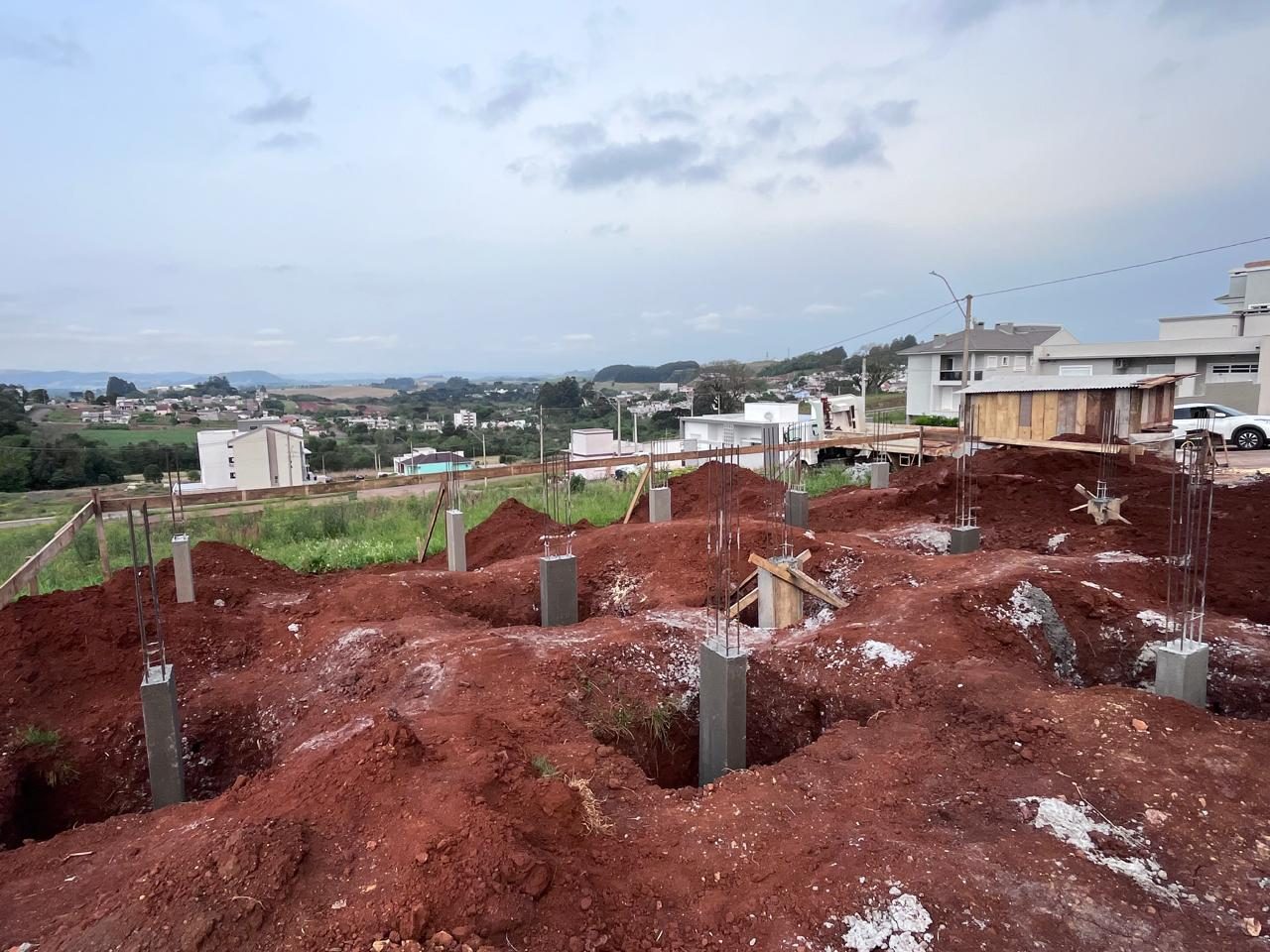 Escavação das estacas e arranques dos pilares