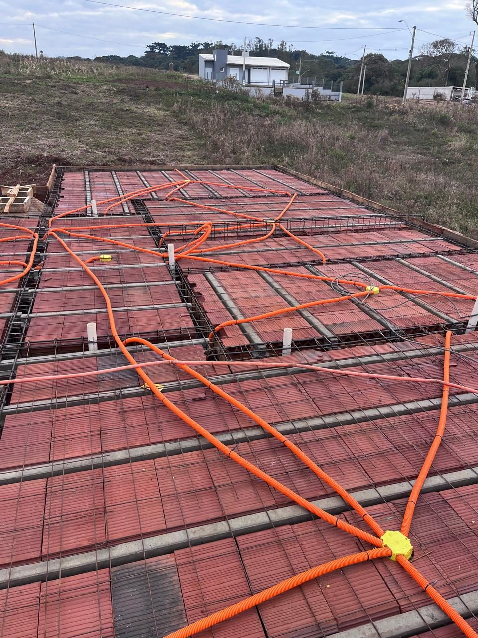 Eletrodutos sobre a laje antes da concretagem