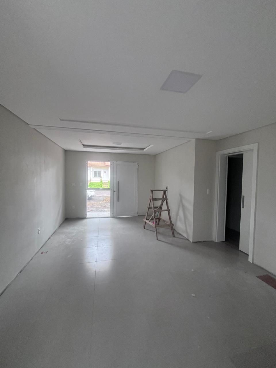 Sala pronta, com porcelanato e forro de gesso