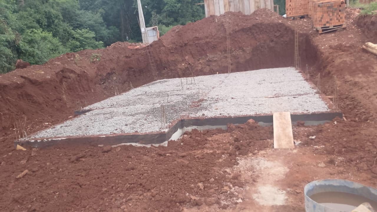 Terreno nivelado com lastro de brita