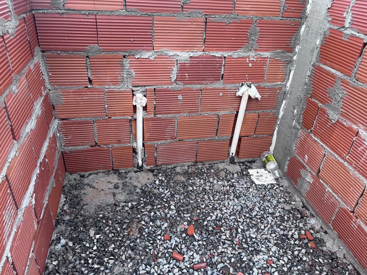 Paredes em bloco cerâmico com esperas de esgoto