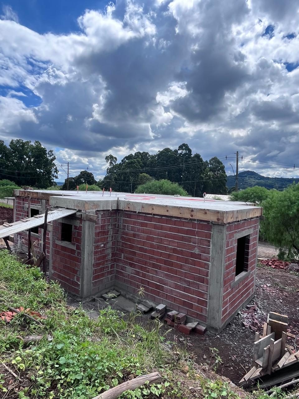 Laje concretada em terreno com desnível